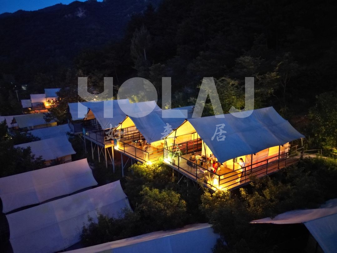 使用酒店帳篷開設(shè)露營風(fēng)咖啡店